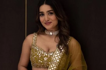 பொது விழாவிற்கு செம கவர்ச்சி உடையில் வந்த இறுகப்பற்று நடிகை..நா இப்படிதான்