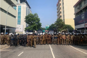 தென்னிலங்கை வெடித்த போராட்டம்..!வெலிக்கடை சிறைச்சாலை முன் ஒன்றுகூடிய ஆர்ப்பாட்டக்காரர்கள் (காணொளி)