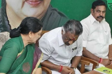 கண் கலங்கிய பன்னீர்செல்வம் - ஆறுதல் கூறிய சசிகலா