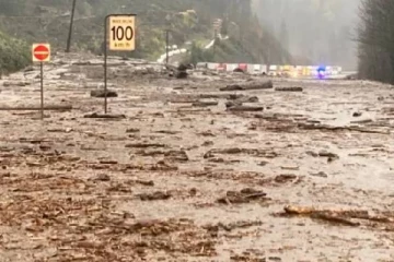 கொட்டித்தீற்கும் கனமழை... கனேடிய மாகாணத்தில் மண்சரிவு, வெள்ள அபாய எச்சரிக்கை