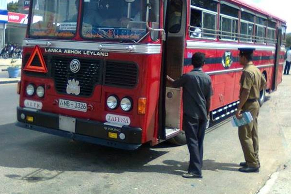 யாழில் இடம்பெற்ற நெகிழ்ச்சி சம்பவம்: பொலிஸாரை பாராட்டிய பொதுமக்கள் | Jaffna Money Missing Old Woman Police Public Bless