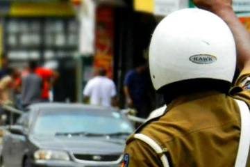 பொலிஸ் கான்டபிளின் கழுத்தை நெரித்த நபரல் பரபரப்பு