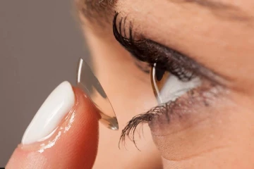 வரிசையாக 23 லென்ஸ்களை கண்ணில் வைத்திருந்த மூதாட்டி