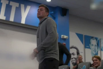 ஒலிம்பிக்கில் ஓடிய அமெரிக்க வீராங்கனை ;  துள்ளி குதித்த கணவர்