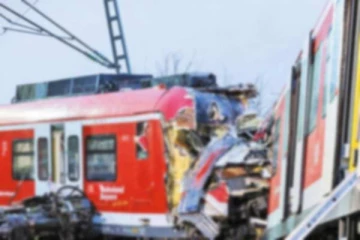 ஜேர்மனியினில் நேருக்கு நேர் மோதி விபத்துக்குள்ளான ரயில்கள்