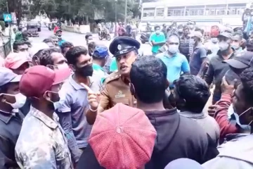 நுவரெலியாவில்  பரபரப்பு- எரிபொருள் நிரப்பு நிலையத்திற்கு முன்னால் பொதுமக்களும் சாரதிகளும் போராட்டம்!