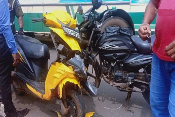 வவுனியாவில் நேருக்கு நேர் மோதிய வாகனங்கள்: இருவர் வைத்தியசாலையில்! | Two Motorcycles Collide Head On In Vavuniya