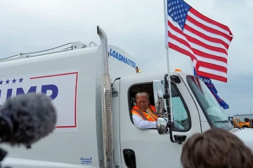 குப்பை லொரியில் பயணித்த டொனால்ட் ட்ரம்ப்!