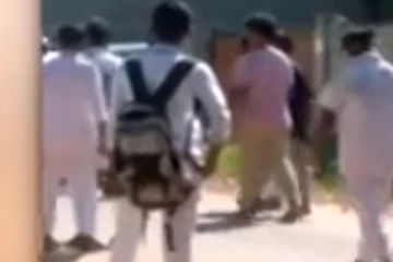 ගුරුවරයාට පහර දුන් සිසුන් මුදාහැරේ