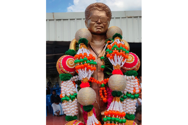 விஜய்க்காக வைக்கப்பட்ட முழு சிலை, இணையத்தில் வைரலான புகைப்படங்கள்! | Vij Sil Vami