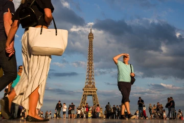 பாரிஸ் நகரை விட்டு வெளியேறும் லட்சக்கணக்கான மக்கள்!