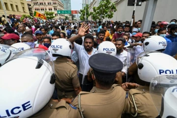 நாடு முழுவதும் அவசரகால சட்டம் அமுல்! பரபரப்பில் இலங்கை
