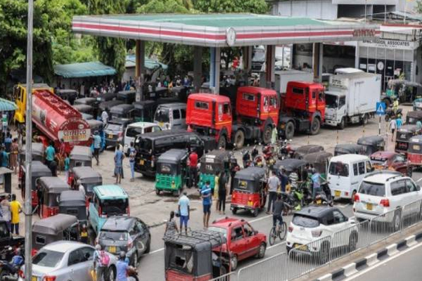 இலங்கையில் வரிசையின்றி எரிபொருளை பெற்றுக் கொள்ளும் ஒரேயொரு நிலையம் | Only Station In Sri Lanka Without Queuing For Fuel