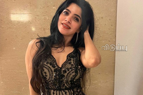 நடிகை திவ்யபாரதியா இது!! இப்படியொரு ஆடையில் வாய்ப்பிளக்க வைக்கும் பொஸில் போட்டோஷூட்.. | Actress Divyabharathi Latest Glamour Photoshoot