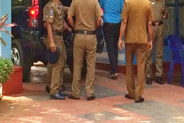 சிறை அதிகாரியை தாக்கிய கைதிகள் ; உடந்தையாக இருந்த நான்கு அதிகாரிகள் கைது | Inmates Attack Jail Officer 4 Arrested