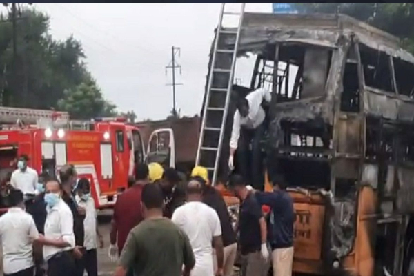 இந்தியாவை உலுக்கிய கோர விபத்து! குழந்தை உட்பட 11 பேர் பலி | Bus Accident In Indian State Today