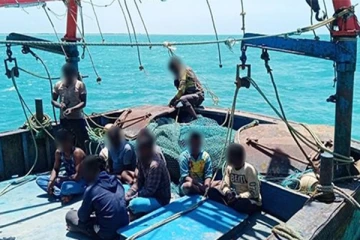 சட்டவிரோதமாக தொழிலில் ஈடுபட்ட ஒன்பது இந்திய கடற்தொழிலாளர்கள் கைது : இழுவை படகு ஒன்றும் மீட்பு