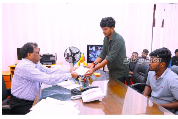 வெள்ளத்தில் பேருந்தில் சிக்கிய பல்கலைக்கழக மாணவர்கள் செய்த காரியம்! | Uni Students Gratitude Caught Flood With Bus