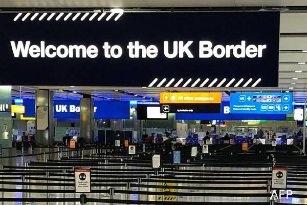 இரட்டைக் குடியுரிமை கொண்ட பிரித்தானியர்களுக்கு ஒரு முக்கிய அறிவிப்பு | Dual Nationals Denied Entry To Uk British Passport இரட்டைக் குடியுரிமை கொண்ட பிரித்தானியர்களுக்கு ஒரு முக்கிய அறிவிப்பு | Dual Nationals Denied Entry To Uk British Passport