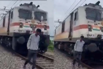 இளைஞர் செய்த டிக் டாக்! தூக்கி வீசிய ரயில்... அதிர்ச்சி காட்சி