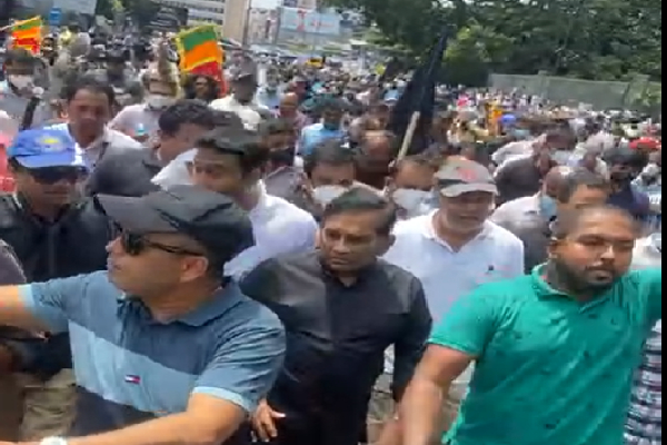 சற்றுமுன்னர் ஆரம்பமானது எதிர்க்கட்சியின் ஆர்ப்பாட்ட பேரணி! உக்கிரமடையும் போராட்டக்களம் - ஐபிசி தமிழ்