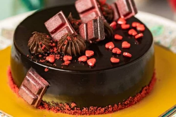 12-ம் வகுப்பு தேர்வில் 96 சதவீத மதிப்பெண்களை எடுத்ததால் 96 கேக்குகளை வெட்டி கொண்டாடிய பெற்றோர்