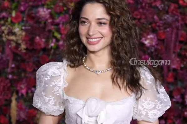 தமன்னா நிகழ்ச்சிக்கு எப்படி வந்திருக்கிறார் பாருங்க.. முழு வீடியோவுடன் இதோ | Tamannaah Sizzling Look At An Event See Video