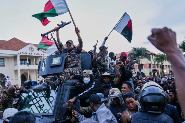 மடகஸ்கார் ஜனாதிபதி நாட்டை விட்டு தப்பியோட்டம் | Madagascar President Fled The Country