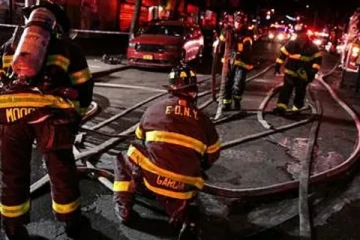 அமெரிக்க நூலகத்தில் தீ விபத்து ; தீயை அணைக்க போராடும் வீரர்கள்