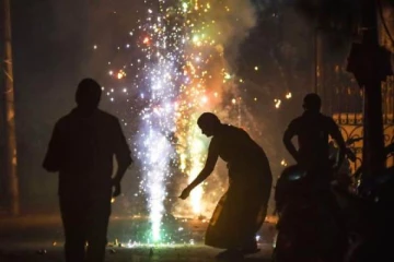 நேரக்கட்டுப்பாட்டை மீறி சென்னையில் பட்டாசு வெடித்த 163 பேர் மீது வழக்குப்பதிவு