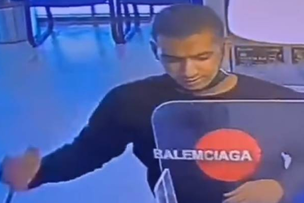 குவைத்தில் வங்கி காவலாளியை கத்தியால் குத்திய நபர்: பதைபதைக்கும் காட்சிகள்! | Man Stabs Bank Guard Kuwait குவைத்தில் வங்கி காவலாளியை கத்தியால் குத்திய நபர்: பதைபதைக்கும் காட்சிகள்! | Man Stabs Bank Guard Kuwait