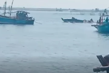 යාපනය මුහුදෙදි වූ බෝට්ටු අනතුරෙන් දෙදෙනෙක් මිය ගොස් තිදෙනෙක්ට බරපතළයි - ඉතිරි 15 දෙනා සොයා මෙහෙයුම්[UPDATE]