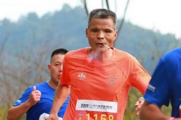 சிகரெட் புகைத்துக்கொண்டே மாரத்தான் பந்தயத்தில் பங்கேற்ற முதியவர்