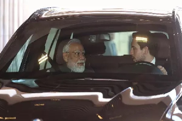 மோடிக்கு சாரதியாக மாறிய ஜோர்டான் மன்னர்: சர்வதேச கவனத்தை ஈர்த்த முக்கிய சம்பவம் | Jordan King Drives For Indian Pm Modi மோடிக்கு சாரதியாக மாறிய ஜோர்டான் மன்னர்: சர்வதேச கவனத்தை ஈர்த்த முக்கிய சம்பவம் | Jordan King Drives For Indian Pm Modi