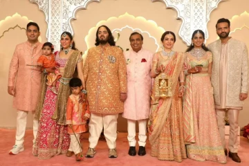 அம்பானி குடும்பத்தின் குருவும், மகாலட்சுமியும் யார் தெரியுமா?