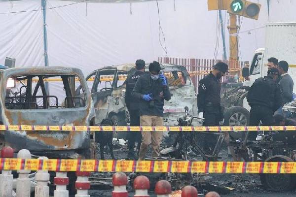 டெல்லி அருகே கைதான பெண் மருத்துவரின் பதறவைக்கும் பின்னணி: அவரது ரகசிய திட்டம் | Arrested Up Doctor Women Wing