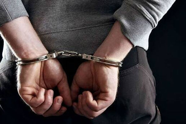 அபாய பொருட்களுடன் 3 பேர் கைது | 3 People Arrested With Dangerous Goods