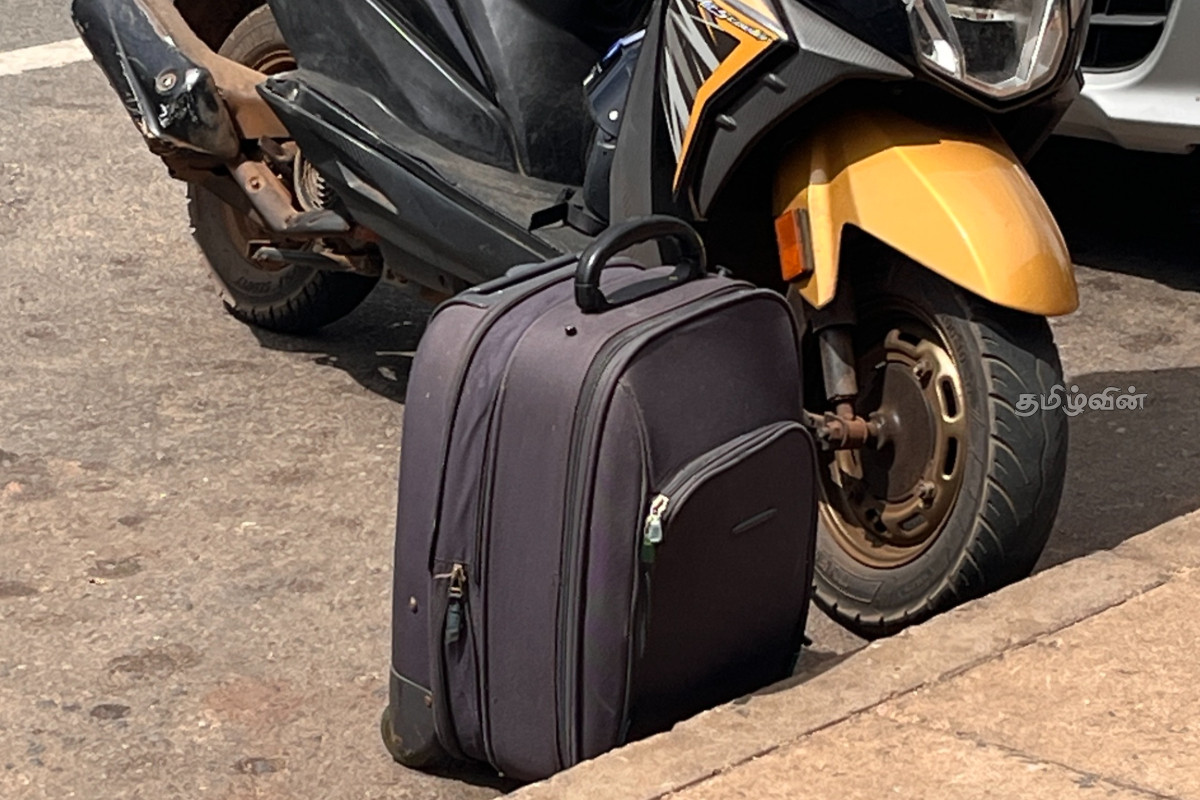 வவுனியா- பசார் வீதியில் காணப்பட்ட சூட்கேஸ்: பொலிசாரால் அகற்றல் | Suitcase Found On Vavuniya Bazaar Road வவுனியா- பசார் வீதியில் காணப்பட்ட சூட்கேஸ்: பொலிசாரால் அகற்றல் | Suitcase Found On Vavuniya Bazaar Road