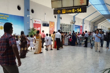 விமான நிலையத்தில் 4 பெண்கள் உள்ளிட்ட 5 பேர் அதிரடியாக கைது