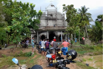 தேவாலயத்தை தாக்கிய இடி மின்னல்- உள்ளேயிருந்த கட்டடப் பணியாளர்கள் தொடர்பில் வெளியாகியுள்ள தகவல்!