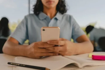 யாழ் பாடசாலை மாணவிக்கு வந்த மெசேஜ்; பெற்றோர் முற்றுகையிட்டதால் பின்கதவால் வெளியேறிய ஆசிரியர்!