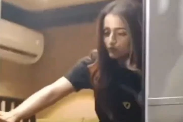 கேரவனில் இருந்த திரிஷாவை சூழ்ந்துகொண்ட ரசிகர்கள்.. வைரலாகும் வீடியோ