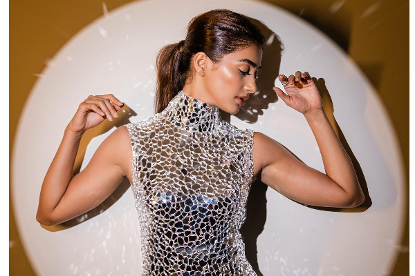 பூஜா ஹெக்டேவுக்கு என்னாச்சு..காலில் கட்டுடன் இருக்கும் போட்டோவால் ரசிகர்கள் அதிர்ச்சி | Pooja Hegde Injures Her Leg