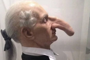 உலகிலேயே மிகவும் நீளமான மூக்கை கொண்ட நபர்! வைரல் புகைப்படம்