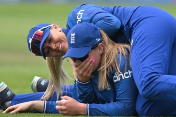 ஒற்றைக் கையால் தாவி கேட்ச் பிடித்த வீராங்கனை! தன்னை அறியாமல் வியந்துபோன வீடியோ