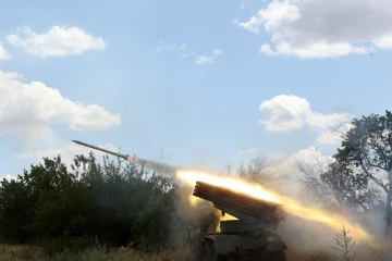 நீடிக்கும் போர் - உக்ரைனுக்காக டொலரை வாரி வழங்கும் அமெரிக்கா