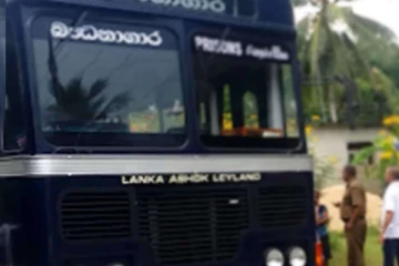 சிறைச்சாலை பேருந்து விபத்துக்குள்ளானதில் கைதிகள் இருவருக்கு காயம்