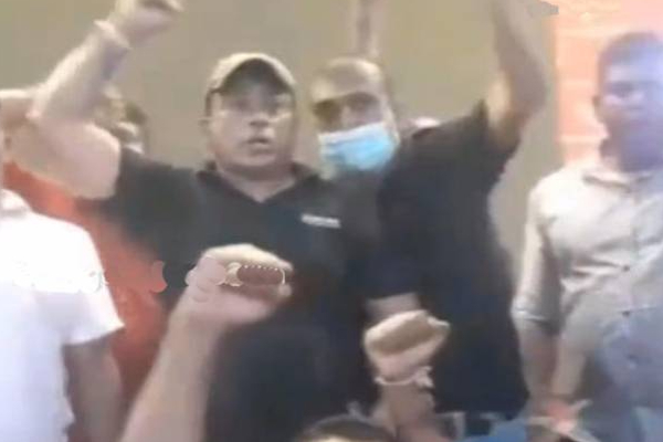 போராட்டத்தில் ஈடுபட்ட மக்களை சீண்டும் அரசியல்வாதி! | Politician Teases People Involved Struggle போராட்டத்தில் ஈடுபட்ட மக்களை சீண்டும் அரசியல்வாதி! | Politician Teases People Involved Struggle