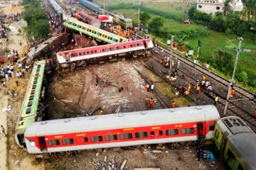 குலுங்கிய ரயில் பெட்டிகள் 7 பேரின் உடலுக்கு கீழ் உயிரோடு வலியோடு துடித்த சிறுவன்..!