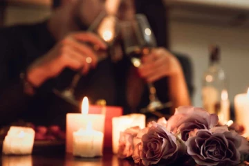 ஹோட்டலில் தொழில் அதிபர் இளம்பெண்ணுடன் உல்லாசம்; காத்திருந்த அதிர்ச்சி